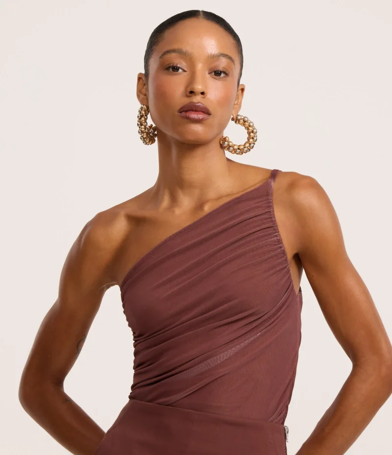 Roupas de Um Ombro Só: Elegância que Valoriza a Silhueta